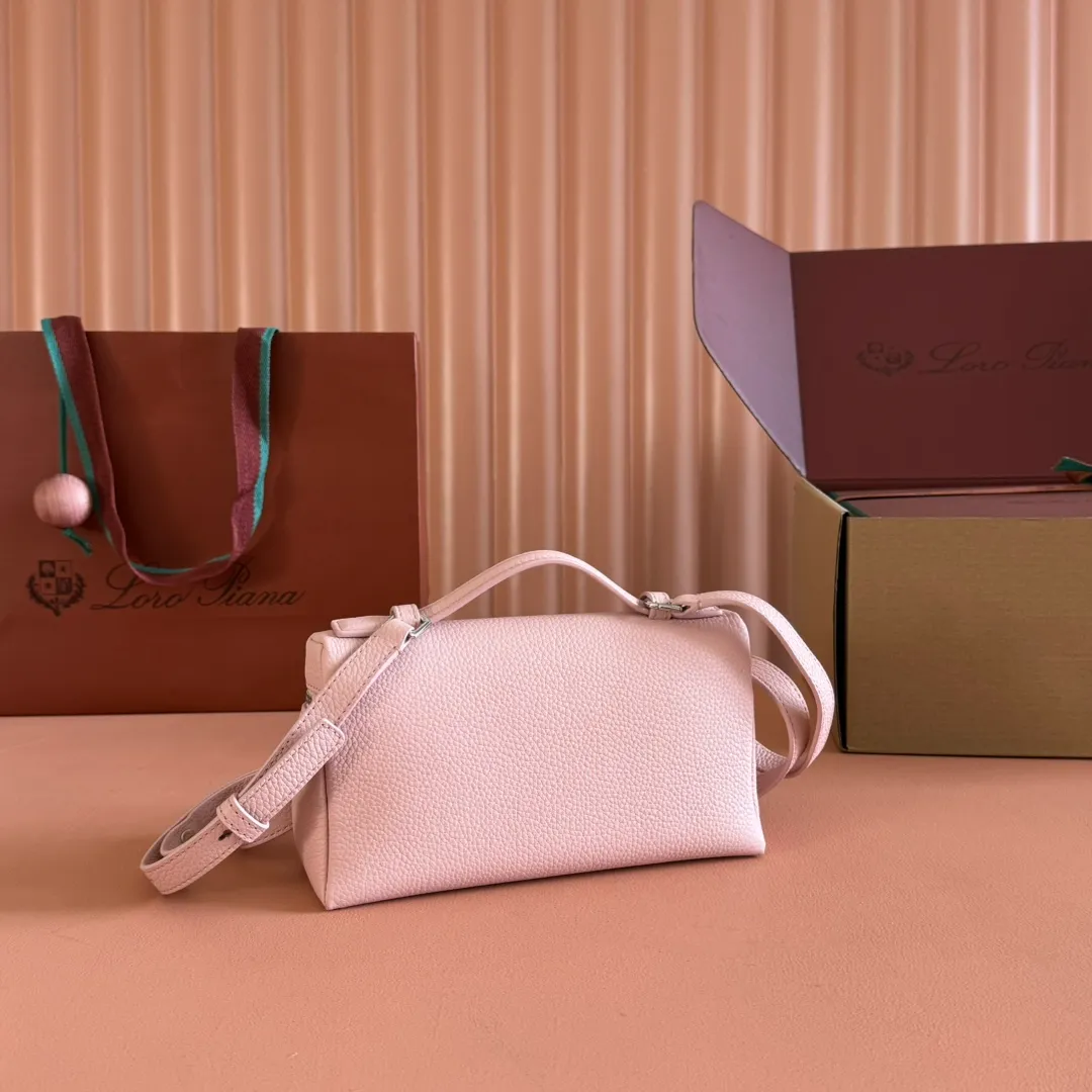p1160💋💋💋【Original leather configuration counter complete set of packaging】 𝐋𝐨𝐫𝐨 𝐏𝐢𝐚𝐧@ Extra pocket L19 series handbag/crossbody bag, all steel, the most comfortable life is the undefined life, just like loro The material design of pian@ does not require complicated design styles. The simple and soft outline is elegant and durable, like an exquisite cosmetic case, which perfectly balances appearance and functionality. The leather is delicate and feels as soft as butter. The small bag has a large capacity. It is not only portable with a thin shoulder strap, but can also be worn cross-body. Sisters who have a special liking for minimalist style can buy it. It is simple and versatile. The simpler, the more different. Stars and Instagram celebrities are all planting it. There are two sizes of 19 cm and 27 cm. One is exquisite and casual, and the other is elegant and grand. Size: Small: length 19×width 7×height 12cm (